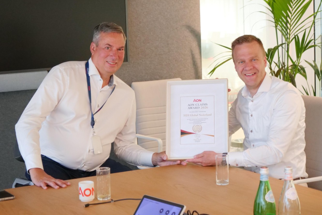 Taco ten Hoeve van HDI Global Nederland ontvangt Aon Claims Award uit handen van Rob de Bruin, Director Claims bij Aon  
